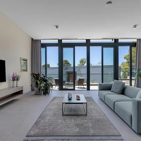Kuk Oaza Luxury מאקרסקה