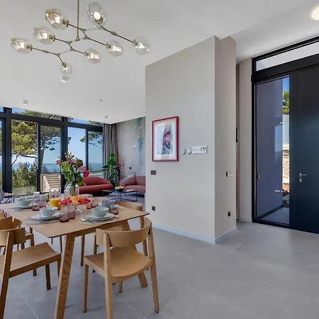 Kuk Oaza Luxury מאקרסקה