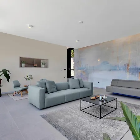 Kuk Oaza Luxury מאקרסקה