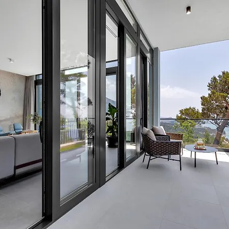 Kuk Oaza Luxury מאקרסקה