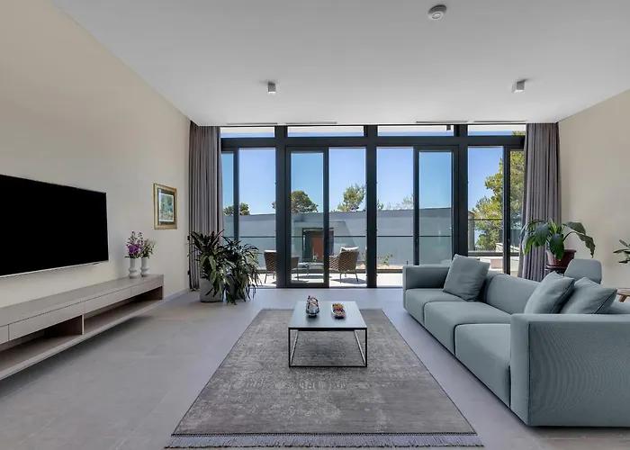 Kuk Oaza Luxury מאקרסקה